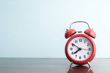 Kırmızı alarm clock - vintage tarzı