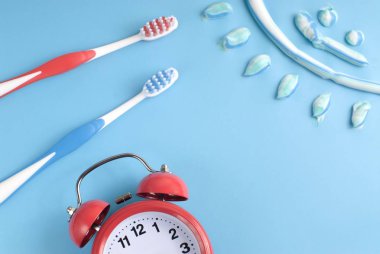 diş fırçası ve diş macunu ile diş temizleme kavramı