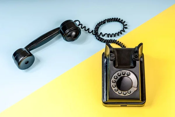 Старовинний Чорний Телефон Гарнітурою Котушковим Кабелем Синьому Жовтому — стокове фото