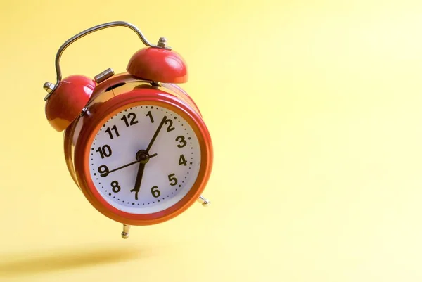 Relógio Alarme Vermelho Estilo Vintage — Fotografia de Stock