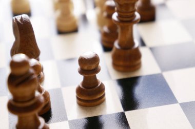 Satranç taşları tahtadan yapılmış