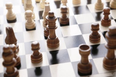 Satranç taşları tahtadan yapılmış