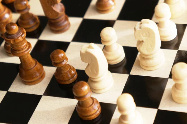 Satranç taşları tahtadan yapılmış