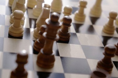 Satranç taşları tahtadan yapılmış