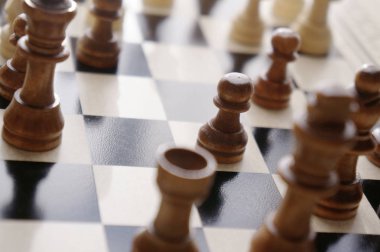 Satranç taşları tahtadan yapılmış