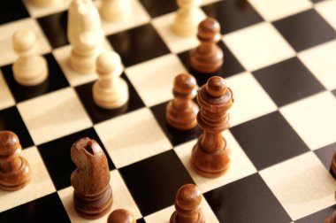 Satranç taşları tahtadan yapılmış