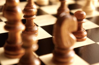 Satranç taşları tahtadan yapılmış