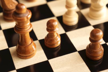 Satranç taşları tahtadan yapılmış