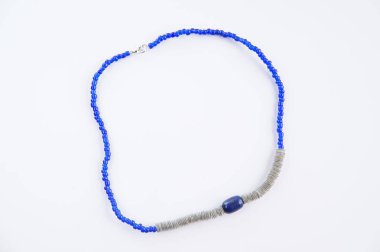 Beyaz el yapımı kadın kolye