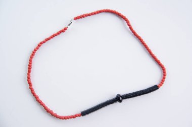 Beyaz el yapımı kadın kolye