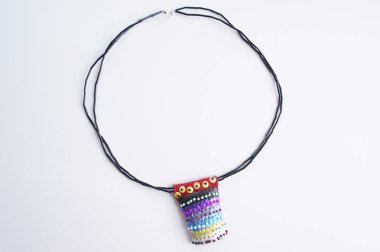 Beyaz el yapımı kadın kolye