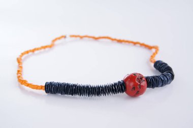 Beyaz el yapımı kadın kolye