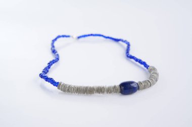 Beyaz el yapımı kadın kolye