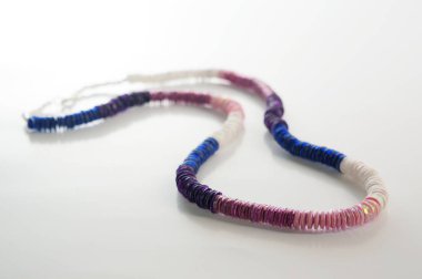 Beyaz el yapımı kadın kolye