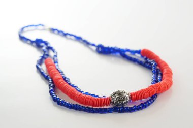 Beyaz el yapımı kadın kolye