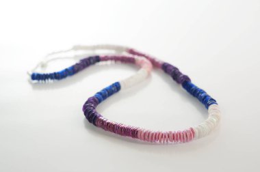 Beyaz el yapımı kadın kolye