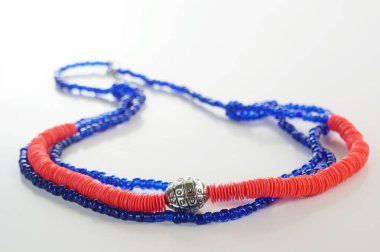 Beyaz el yapımı kadın kolye