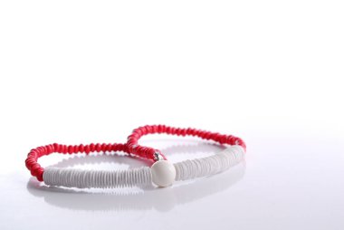 Beyaz renkli el yapımı kolye