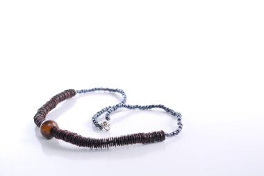 Beyaz renkli el yapımı kolye