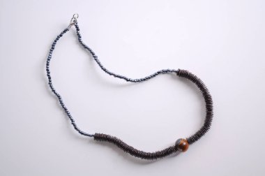 Beyaz renkli el yapımı kolye