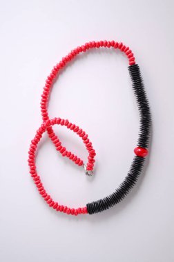 Beyaz renkli el yapımı kolye