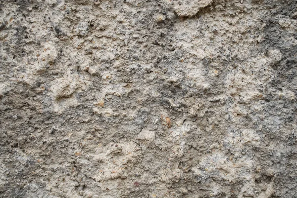 Terk edilmiş bir binada eski beton duvar.