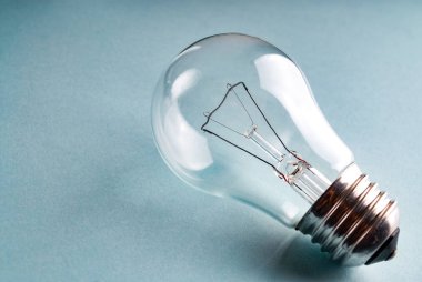 Geleneksel saydam cam ampul