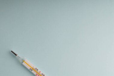 Mavi geleneksel tıbbi termometre.