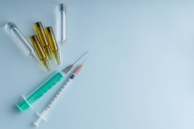 Şırınga ve mavi ampoula.