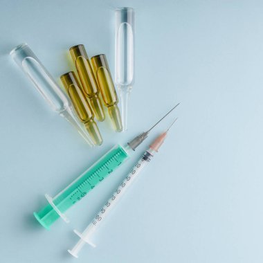 Şırınga ve mavi ampoula.