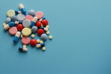 Mavi bir arka plan üzerinde aliminin. Mavi uyuşturucu.