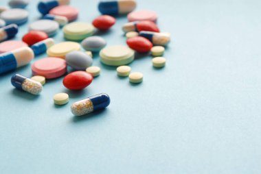 Mavi bir arka plan üzerinde aliminin. Mavi uyuşturucu.