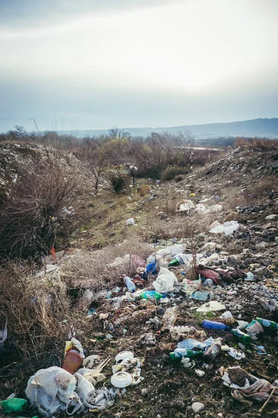 Σκουπιδότοπος Κοντά Στο Δάσος Ρύπανση Του Περιβάλλοντος Σκουπίδια Ένδειξης — Φωτογραφία Αρχείου