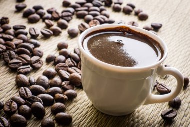 Bir fincan kahve çekirdekleri ile taze sıcak kahve