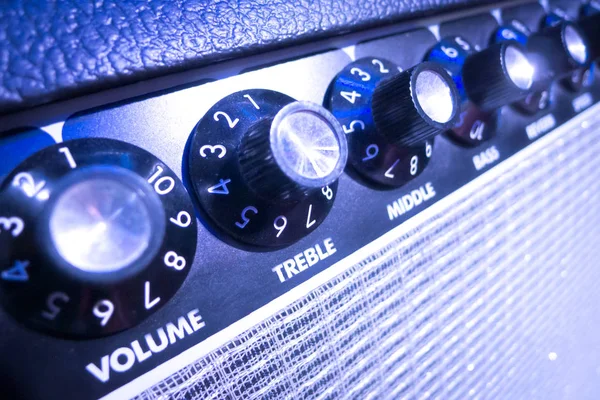 Eq kolları mavi ışık ile gitar amplifikatör'ın ön panel.