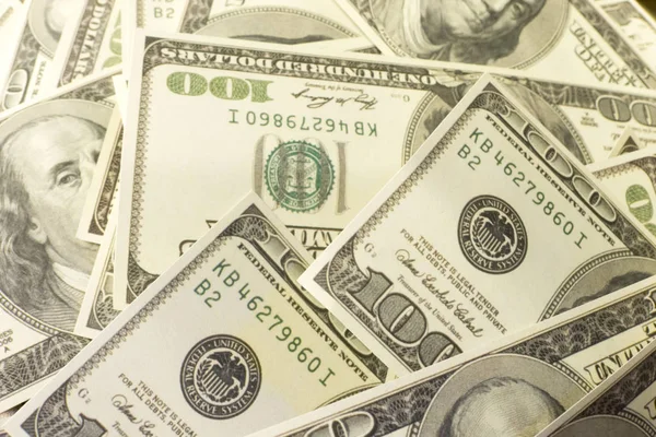 Yüz dolarlık banknotlar. Bize doları banknot. Yüz dolar.