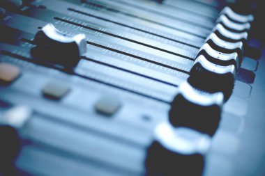 Tonlama ve sürgü ile ses karıştırıcı. Tozlu ses karıştırıcı kontrol paneli.