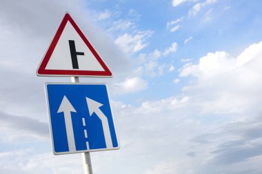 Arka planda mavi bir gökyüzü olan yol tabelası. Trafik tabelası.