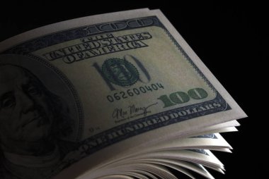Karanlıkta Usd banknotlar.
