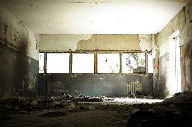 Terk edilmiş ve kısmen yıkılmış bina iç pencereleri ile