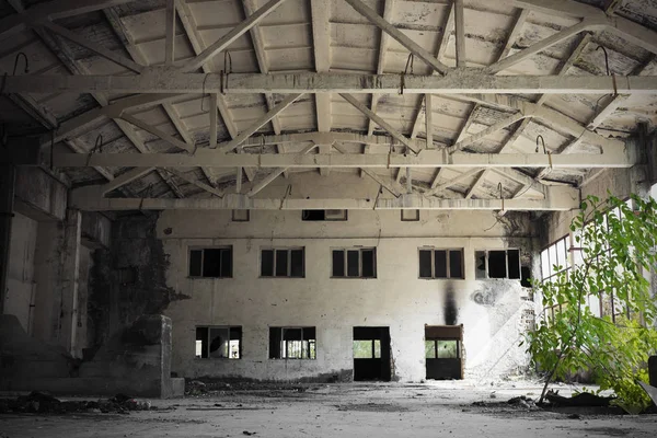 Interior Abandonado Edifício Armazém Parcialmente Arruinado Era Pós Soviética — Fotografia de Stock
