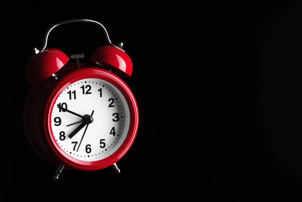 暗闇の中を飛ぶ赤レトロスタイルの目覚まし時計 — ストック写真