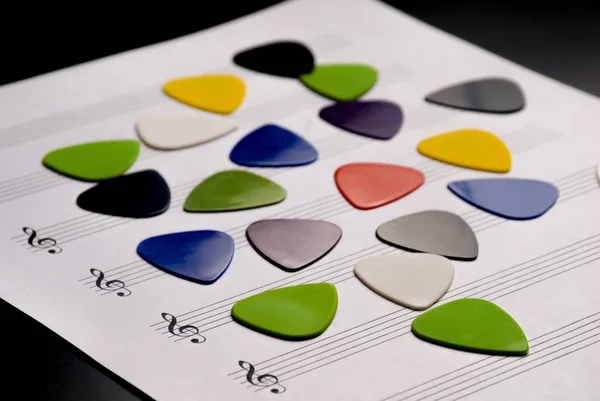 Guitarra Colorida Escoge Pentagrama Vacío Recoge Papel Partitura Música Vacío —  Fotos de Stock