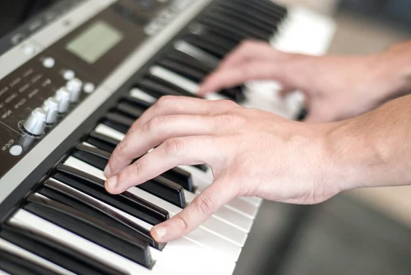 Zongorista Játszik Szintetizátor Kezében Egy Zongora Játékos — Stock Fotó