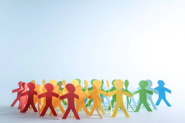 Lgbt gökkuşağı renklerinde kağıt adamlar. LGBT propagandası.