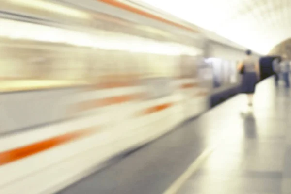 Θόλωση Εικόνας Της Πλατφόρμας Του Μετρό Κινούμενο Τρένο Και Ανθρώπινη — Φωτογραφία Αρχείου