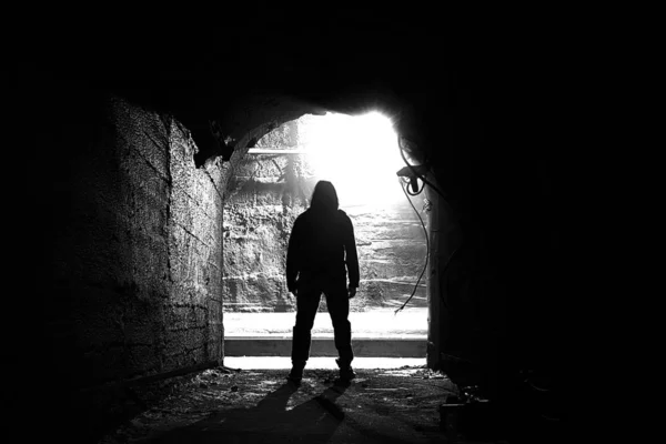 Homme Debout Dans Couloir Souterrain Homme Tunnel Noir Blanc — Photo