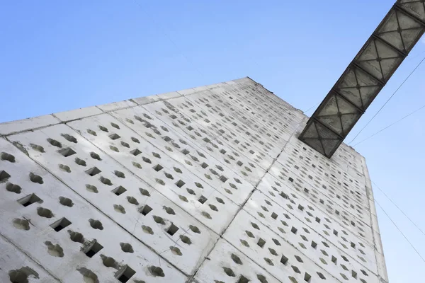 Gürcistan 'da Sovyet mimarisi. Metal bir köprüye bağlı iki apartman bloğu. 