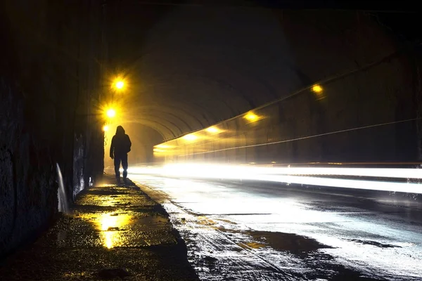 Une Silhouette Floue Homme Traversant Vieux Tunnel Sombre Tunnel Avec — Photo