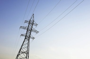 Yüksek voltajlı elektrik hattı. Elektrik direği..